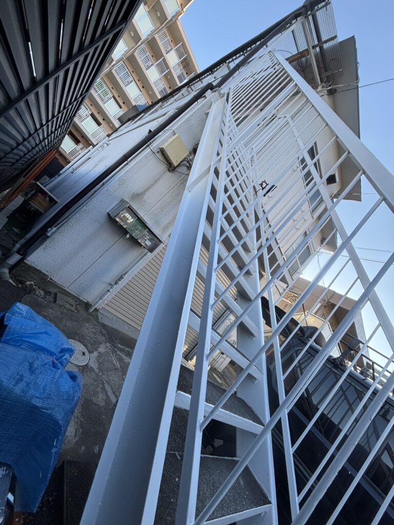 外階段塗装で見た目も耐久性もUP✨ 外階段塗装で見た目も耐久性もUP✨